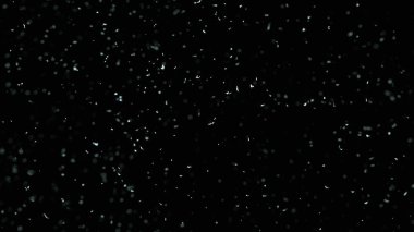 Siyah arkaplana düşen kar.