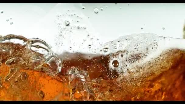 Macro girato di bolle che salgono in un bicchiere con birra — Video Stock