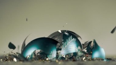 Noel topu yere düştü ve küçük parçalara ayrıldı. Süper yavaş çekim