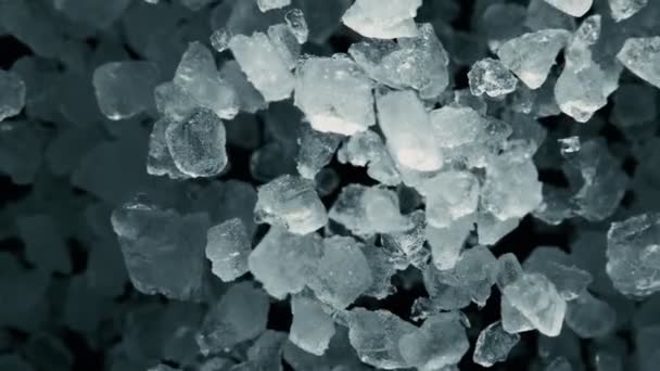 Супер повільний рух вибуху подрібненого льоду до камери — стокове відео