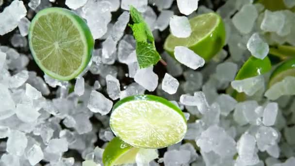 Süper Yavaş Patlayan buz ve limonlar kameraya doğru — Stok video