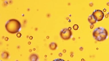 Altın Arkaplanda Yağ Baloncuklarının Süper Yavaş Çekimi 1000fps.