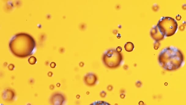 Σούπερ αργή κίνηση Shot του πετρελαίου φυσαλίδες σε χρυσό φόντο σε 1000fps. — Αρχείο Βίντεο