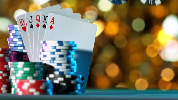 Chips di poker che cadono sul tavolo del casinò, rallentatore. — Video Stock