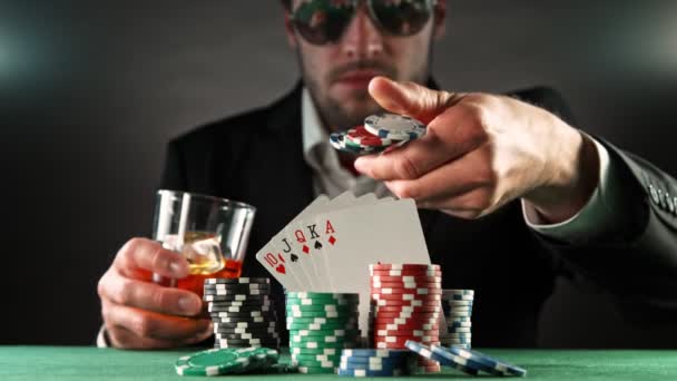 Jogador de poker jogando fichas para câmera. — Vídeo de Stock