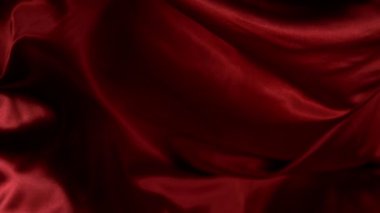 Rüzgarda dalgalı saten kumaş çırpınıyor.