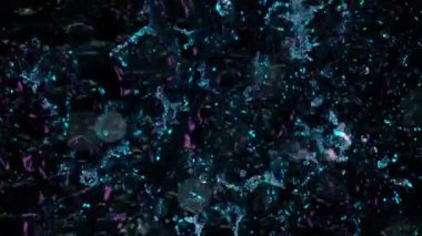 Siyah arka planda su sıçraması, süper yavaş çekim. Yüksek hızlı sinema kamerasıyla çekilmiş..