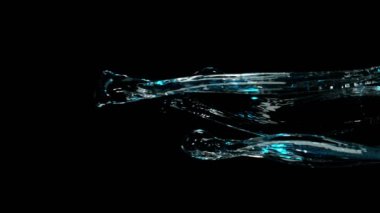Siyah arka planda su sıçraması, süper yavaş çekim. Yüksek hızlı sinema kamerasıyla çekilmiş..