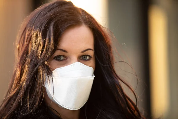 Frau in der Stadt mit Mundschutz gegen Infektion — Stockfoto