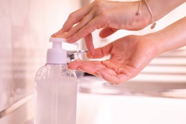 Suyun altında sabunla ellerini yıkamak.