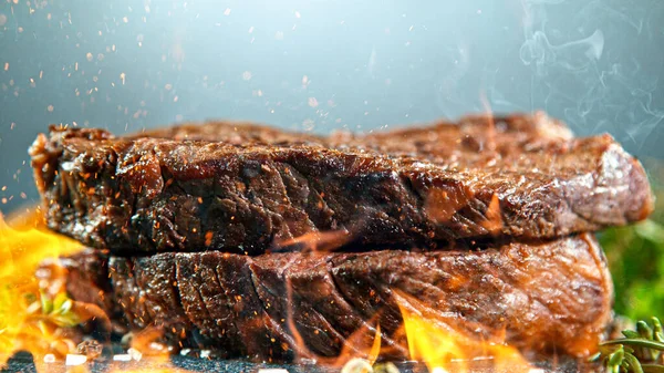 돌판 위에 놓인 맛있는 쇠고기 스테이크의 근접 사진 — 스톡 사진