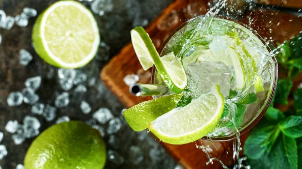 Draufsicht Aufnahme von frischem Mojito-Cocktail mit frischem Limetten- und Minzblatt auf schwarzem Stein-Hintergrund — Stockfoto