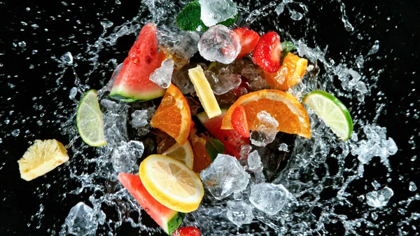 Freeze Motion Shot de frutas frescas con agua salpicada —  Fotos de Stock