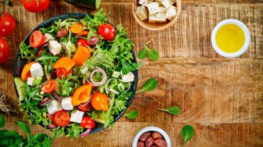 Antika ahşap masada taze sebze salatası..