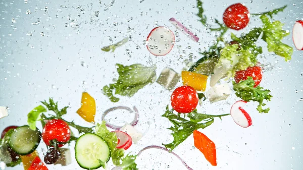 Salade de légumes volants isolée sur fond blanc. — Photo