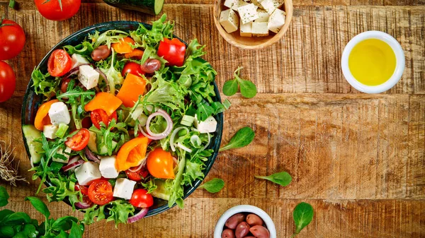 Antika ahşap masada taze sebze salatası..