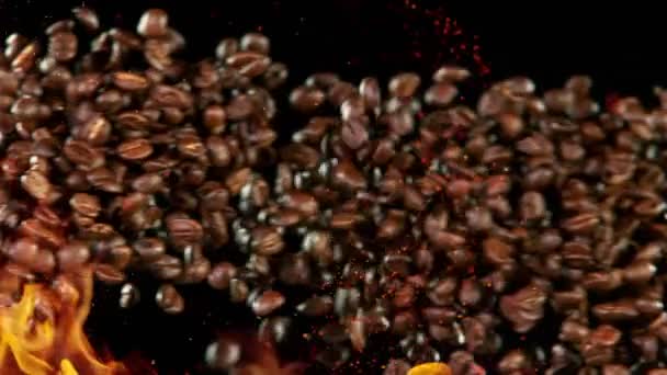 Kolizja ziaren kawy, super powolny film nakręcony na szybkim aparacie kinowym. — Wideo stockowe