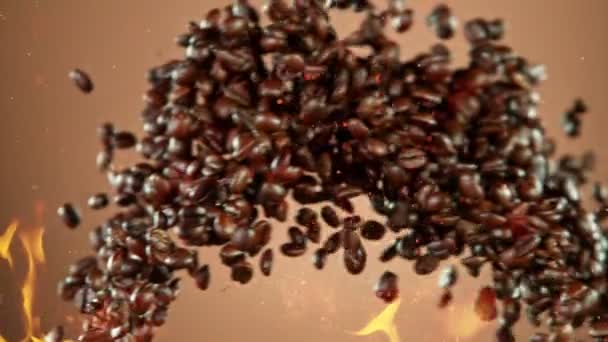Зіткнення кавових зерен, супер повільний рух, знятий на високошвидкісній кінокамері . — стокове відео