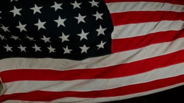 American Flag Waving 'e yakın çekim. ABD Bayrağı Rüzgarda Çırpınıyor.
