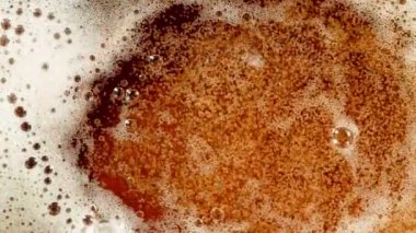 Bira doldurmanın süper yavaş çekimi