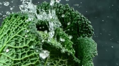 Su, lahanadan ağır çekimde akıyor..