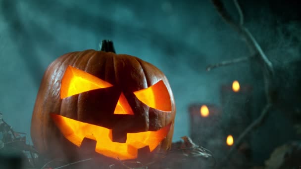 Gruseliger Halloween-Kürbis Jack O Lantern mit brennenden Kerzen. — Stockvideo