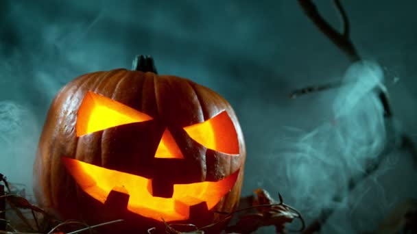 Gruseliger Halloween-Kürbis Jack O Lantern mit brennenden Kerzen. — Stockvideo