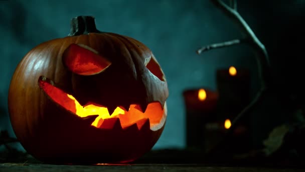 Gruseliger Halloween-Kürbis Jack O Lantern mit brennenden Kerzen. — Stockvideo