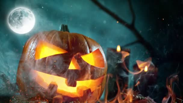 Lanterna spaventosa di Jack O della zucca di Halloween con le candele lampeggianti. — Video Stock