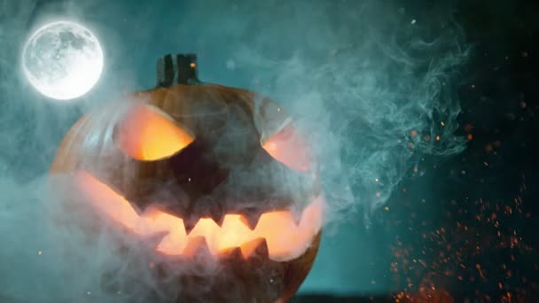 Gruseliger Halloween-Kürbis Jack O Lantern mit brennenden Kerzen. — Stockvideo