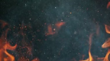 Alevler ve kıvılcımlar süper yavaş çekimde izole edilmiş siyah