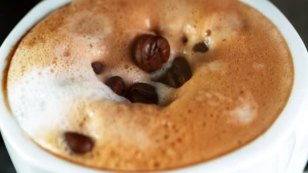 La caída de granos de café en la taza de café expreso, Super Slow Motion. — Vídeos de Stock