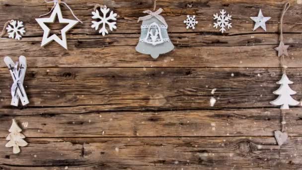 Weihnachtsstillleben mit defokussierten Lichtern und fallenden Schneeflocken. — Stockvideo