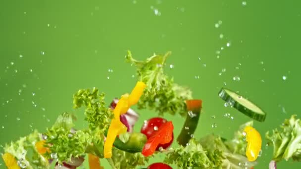 Super ralenti prise de vue de voler salade fraîche à 1000fps. — Video