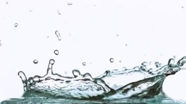 Beyaz Arkaplanda Su Sıçratma, Süper Yavaş Hareket.