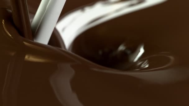 牛奶与融化巧克力混合的超级慢动作. — 图库视频影像