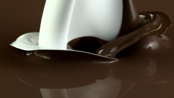 Super cámara lenta de mezclar leche con chocolate fundido. — Vídeo de stock
