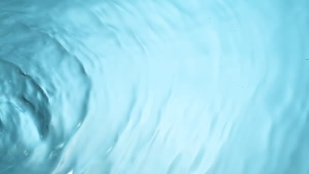 Superficie de agua en cámara súper lenta, filmada con cámara de cine de alta velocidad — Vídeo de stock