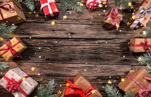 การตกแต่งคริสต์มาสบนพื้นหลังไม้ — ภาพถ่ายสต็อก