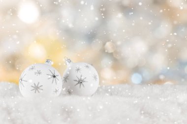Arkaplanı bulanık bir Noel süslemesi