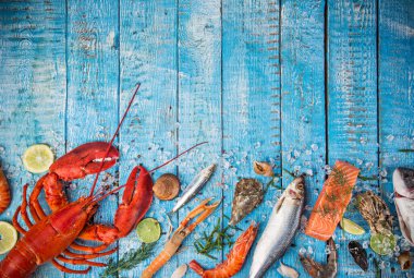 Eski ahşap masada servis edilen taze deniz ürünleri..