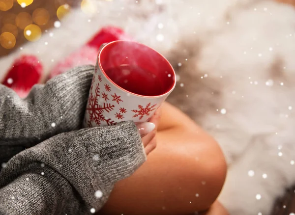 Menina em meias de Natal desfrutando de um tempo de inverno. — Fotografia de Stock