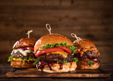 Tahta masada lezzetli hamburgerler..