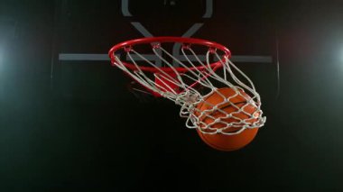 Basketbol topunun sepete vuruşunun süper yavaş çekimi. Yüksek hızlı sinema kamerası, 1000 fps.