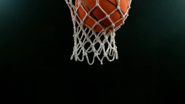 Basketbol topunun sepete vuruşunun süper yavaş çekimi. Yüksek hızlı sinema kamerası, 1000 fps.