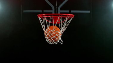 Basketbol topunun sepete vuruşunun süper yavaş çekimi. Yüksek hızlı sinema kamerası, 1000 fps.