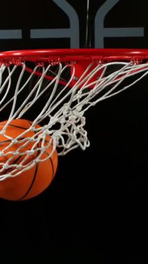 Basketbol topunun sepete vuruşunun süper yavaş çekimi. Yüksek hızlı sinema kamerası, 1000 fps.