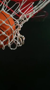 Basketbol topunun sepete vuruşunun süper yavaş çekimi. Yüksek hızlı sinema kamerası, 1000 fps.