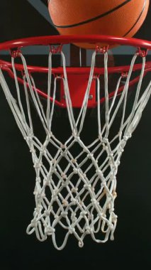 Basketbol topunun sepete vuruşunun süper yavaş çekimi. Yüksek hızlı sinema kamerası, 1000 fps.
