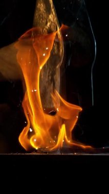 Demirciye yakın plan örsün üzerinde kızgın demirden uçan kıvılcımlar dövüyor. Süper yavaş çekim, 1000 fps hızla yüksek hızlı sinema kamerasıyla çekildi.